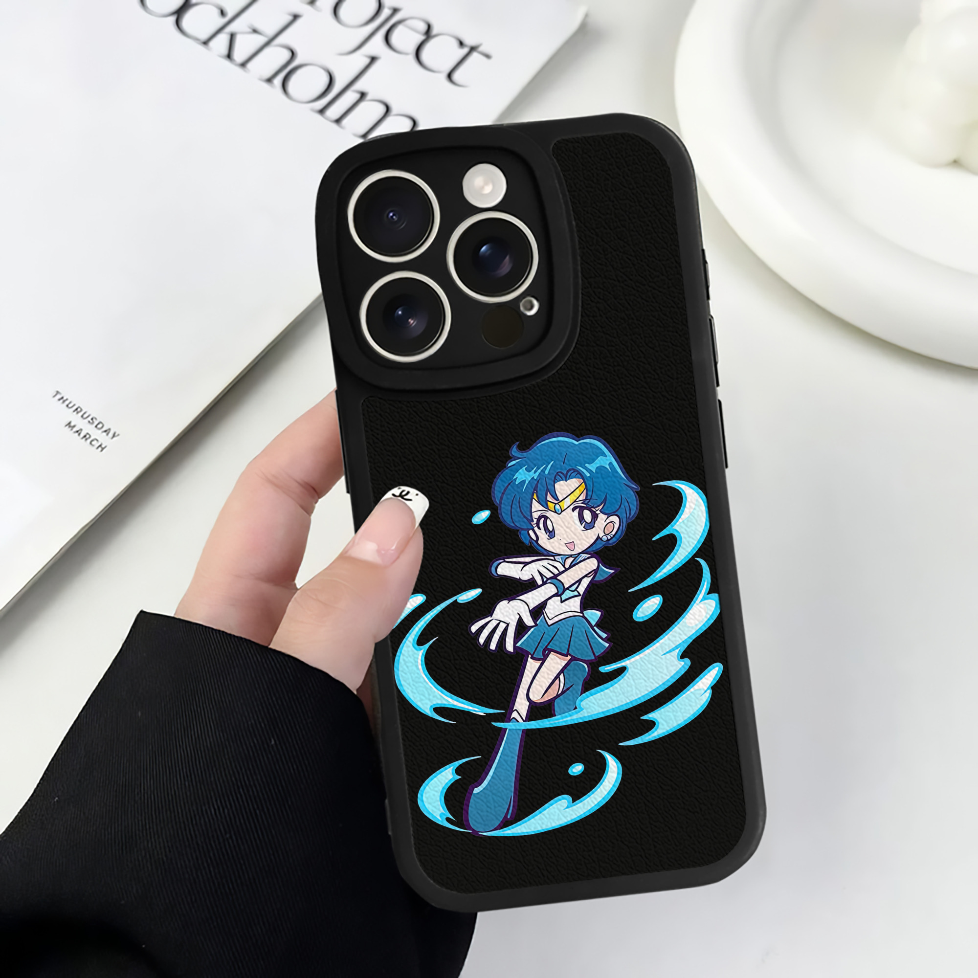 （画像用） 美少女戦士セーラームーン 水野 亜美 みずの あみ Sailor Moon Mizuno Ami 【iPhone 16シリーズ対応】シリコンスマホケース（レザー調） 材質：シリコン